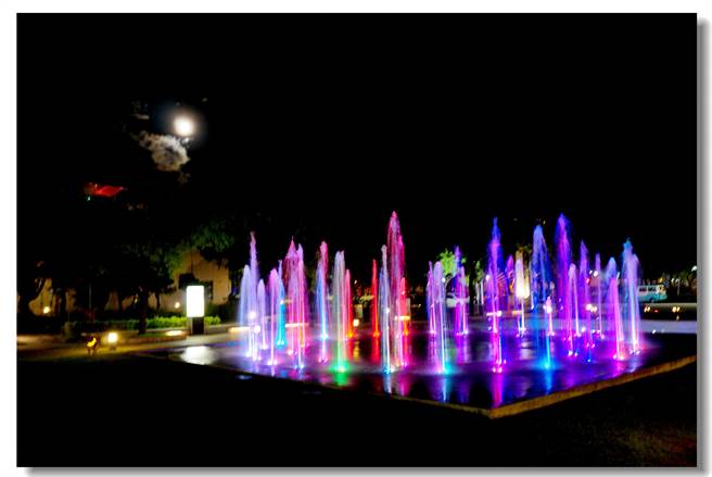 水舞区晚上在搭配不同顏色的灯光映衬下，使整体更为吸睛。（吴明成提供／张毓翎台南传真）