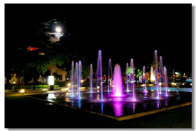 水舞区晚上在搭配不同顏色的灯光映衬下，使整体更为吸睛。（吴明成提供／张毓翎台南传真）