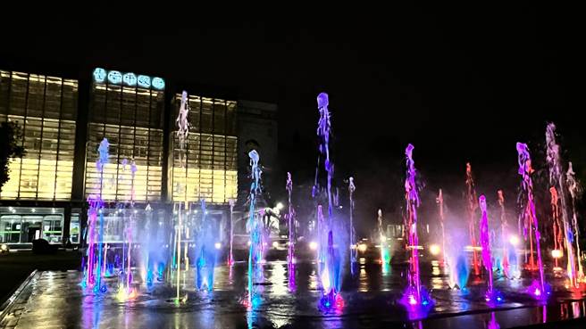 水舞区晚上在搭配不同顏色的灯光映衬下，使整体更为吸睛。（张毓翎摄）
