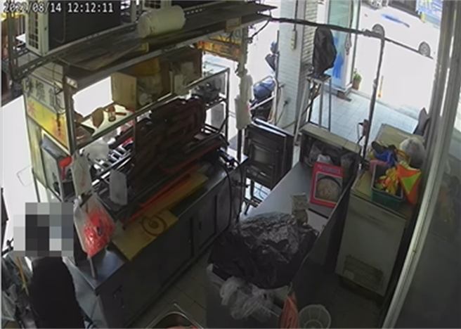监视器拍下李男破坏摊位后，接着拔腿狂奔。（民眾提供）