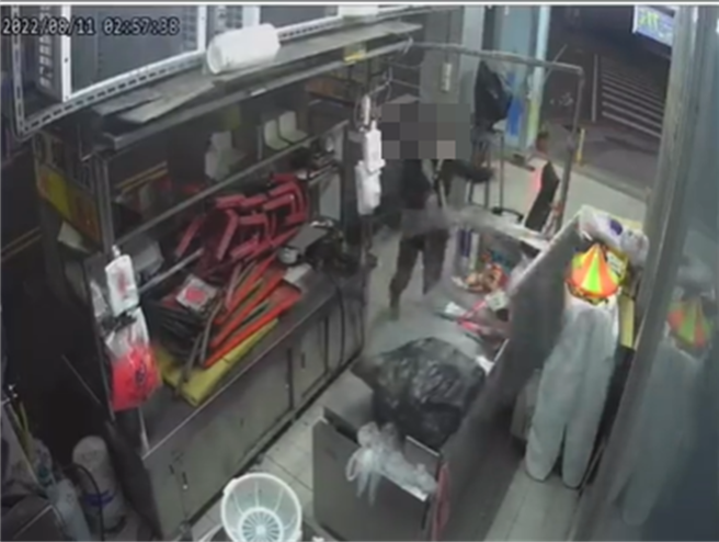 监视器拍下李男破坏摊位后，接着拔腿狂奔。（民眾提供）