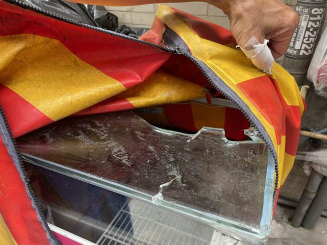 摊位玻璃全遭破坏。（洪靖宜摄）