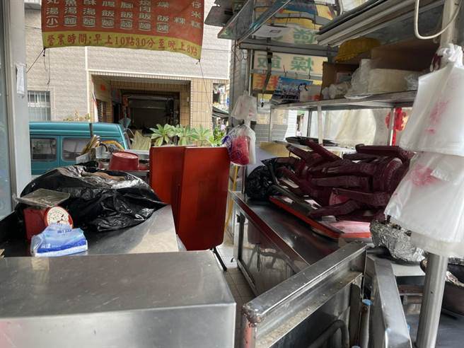 摊位被破坏，被害家属无奈已声请保护令，但全家人仍提心吊胆。（洪靖宜摄）