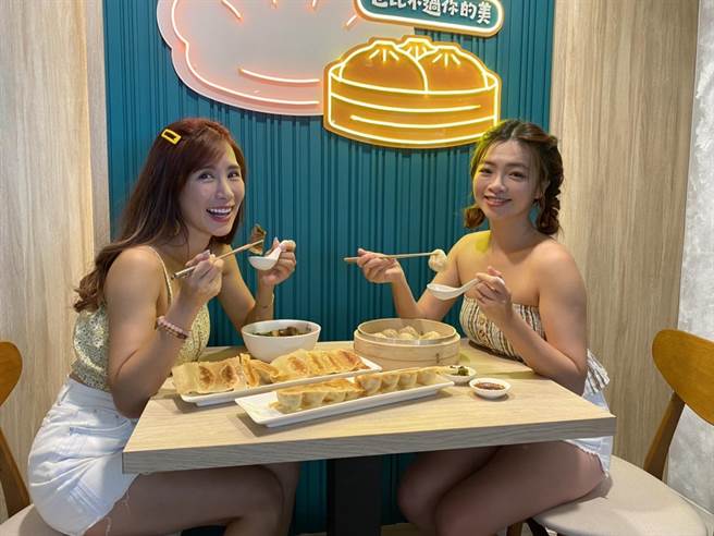 经一年研发，这一锅餐饮集团新品牌「九初：流心脆皮煎饺」，主打煎饺、麵点、秘制汉方滷味等常民美食。（冯惠宜摄）