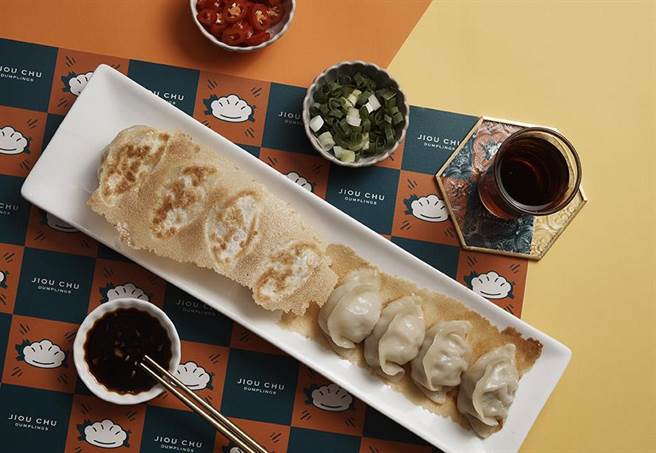 「九初」招牌流心脆皮煎饺汁多味美。（这一锅餐饮集团提供／冯惠宜台中传真）