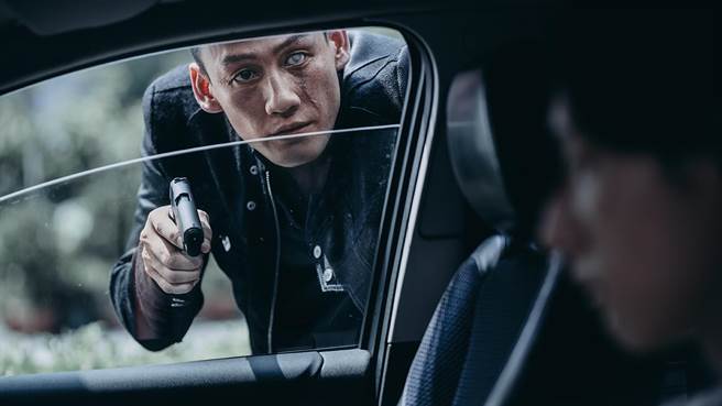 飾演大反派的邵平配戴特殊隱形眼鏡導致眼睛紅腫提前收工。（影格電影提供）