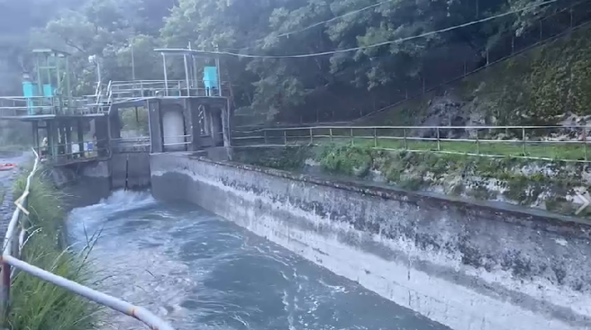 苏姓外包商在奥万大国家森林游乐区检查沉砂池设备时，在未告知下自行翻越栏杆，导致不慎落水，消防人员到场协寻后，稍早在河床发现苏男已失去呼吸心跳。（翻摄照片）