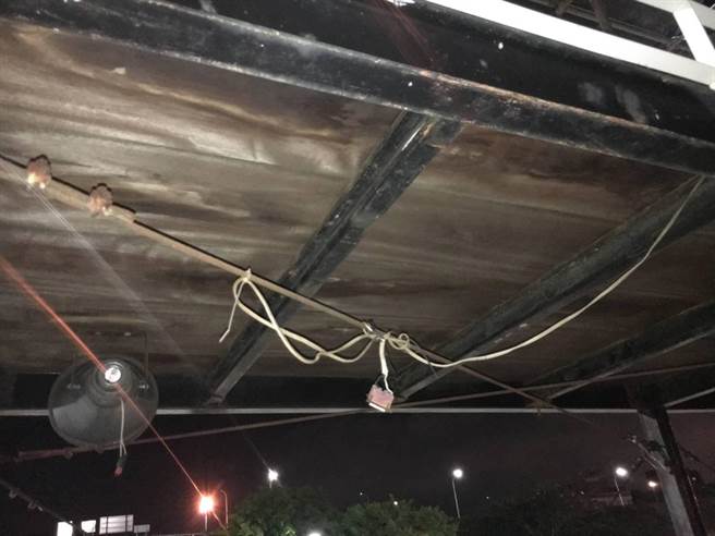 新北市五股区疏洪一路的遥控赛车场日前发生一起触电意外，由于现场电箱遭人私自接电使用，结果造成漏电，导致一名遥控车玩家不慎触电后从楼梯上跌下，当场摔的头破血流。(芦洲警分局提供)