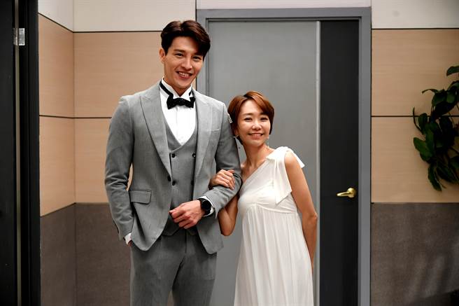 何依霈在《一家团圆》饰演恶女曹凤，和剧中老公龙语申有最萌身高差。（三立提供）