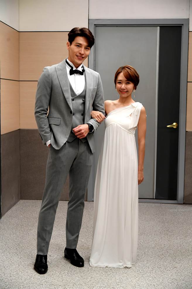 何依霈在《一家团圆》饰演恶女曹凤，和剧中老公龙语申有最萌身高差。（三立提供）