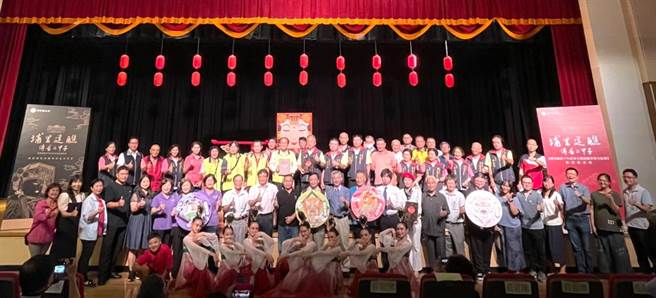 埔里镇公所16日举行《埔里镇庚子年祈安五朝清醮祭典全纪录》专书发表会。（埔里镇公所提供／廖志晃南投传真）