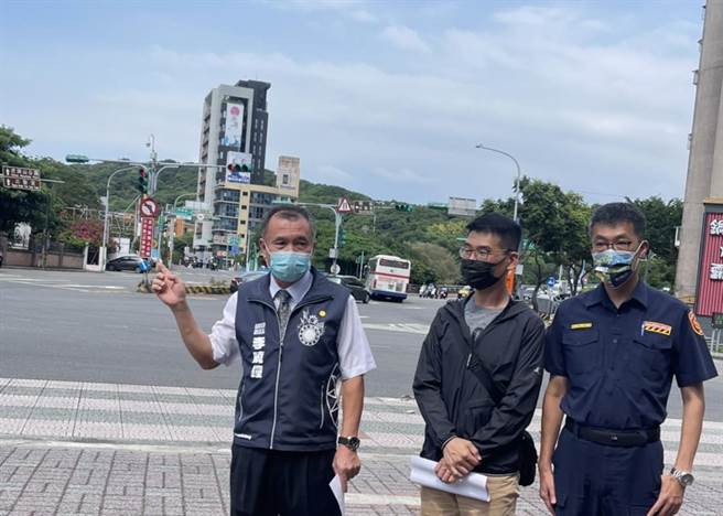 桃園區三民成功五岔路口科技執法，上路1個月就在長壽路左轉成功路三段取締850件紅燈違規左轉，副議長李曉鐘接獲海量陳情，16日邀相關單位會勘。（蔡依珍攝）
