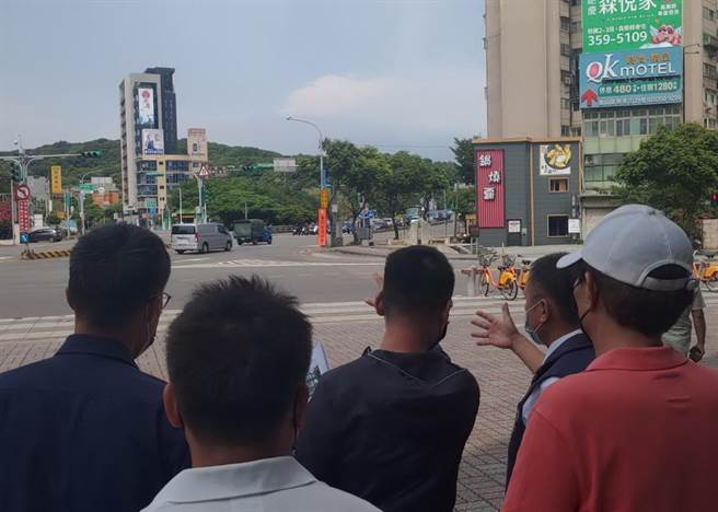 桃園區三民成功五岔路口科技執法，上路1個月就在長壽路左轉成功路三段取締850件紅燈違規左轉，副議長李曉鐘接獲海量陳情，16日邀相關單位會勘。（蔡依珍攝）