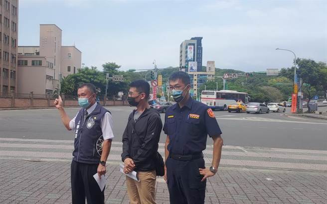 桃園區三民成功五岔路口科技執法，上路1個月就在長壽路左轉成功路三段取締850件紅燈違規左轉，副議長李曉鐘接獲海量陳情，16日邀相關單位會勘。（蔡依珍攝）