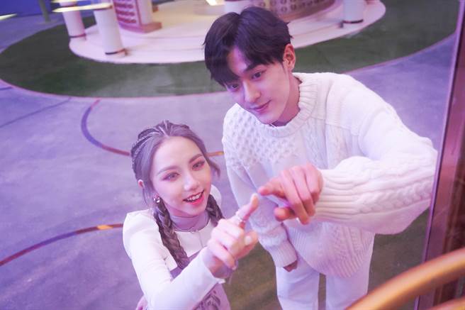 邓紫棋和孙晨竣在〈只有我和你的地方〉甜蜜放闪。（华纳音乐提供）