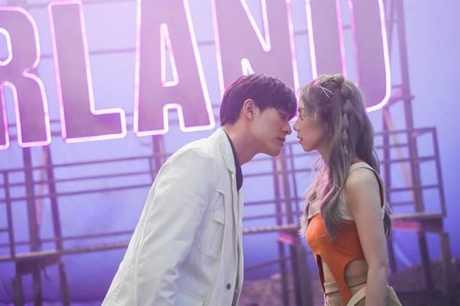 邓紫棋和孙晨竣在〈只有我和你的地方〉甜蜜放闪。（华纳音乐提供）