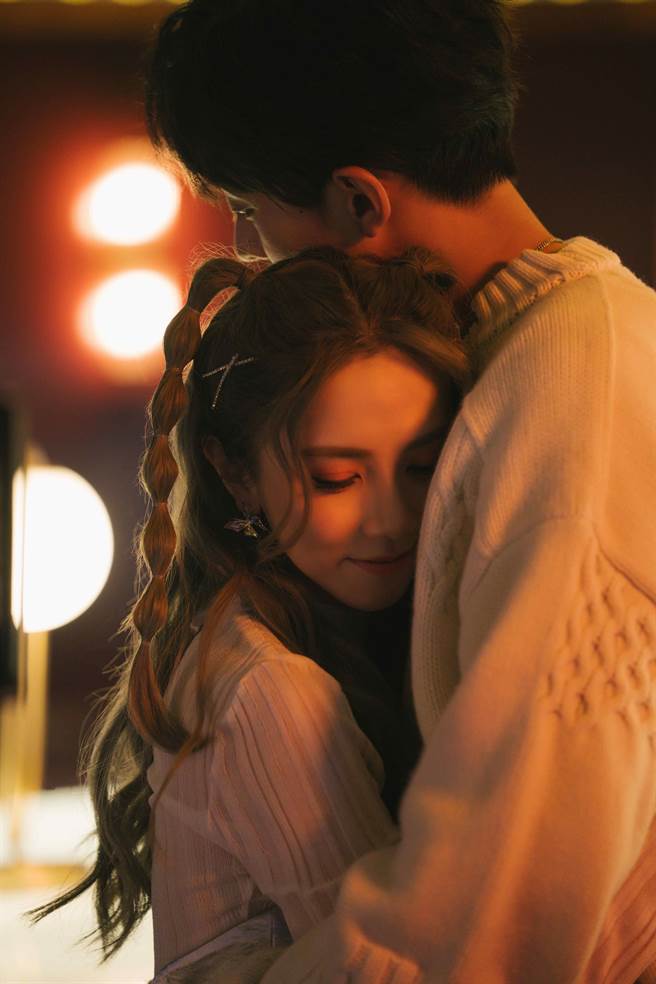 邓紫棋和孙晨竣在〈只有我和你的地方〉甜蜜放闪。（华纳音乐提供）