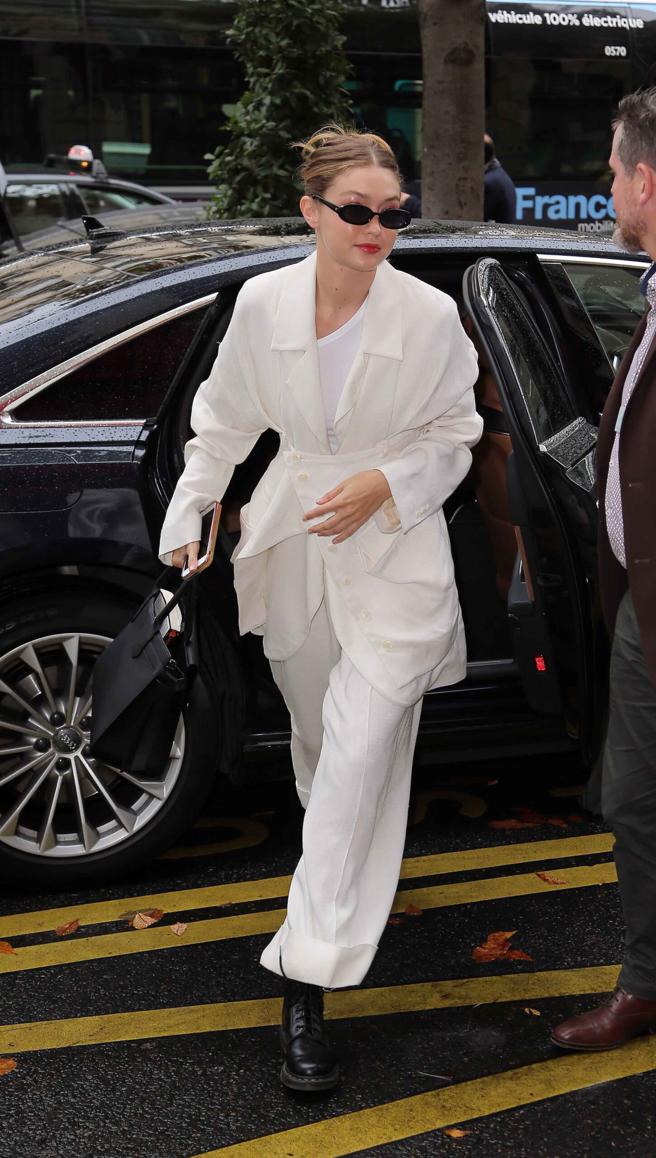 吉吉哈蒂德配戴Le Specs OUTER LOVE款式，1940元。（Le Specs提供）