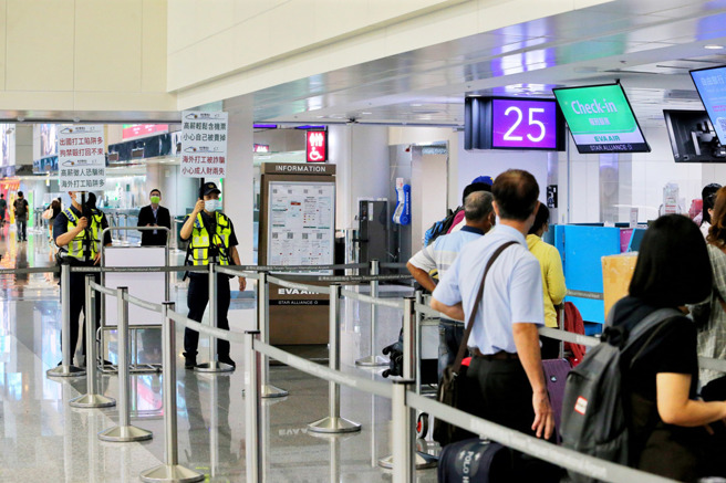 柬埔寨诈骗频传，警方在机场举牌呼吁民眾切勿上当。(图／中央社资料照)