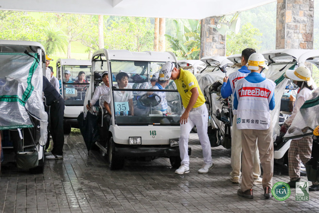 肇喜登峰巡迴赛老爷逐梦公开赛第一回合下午场因雨暂停1小时，选手返回出发站等候復赛。（TPGA提供）