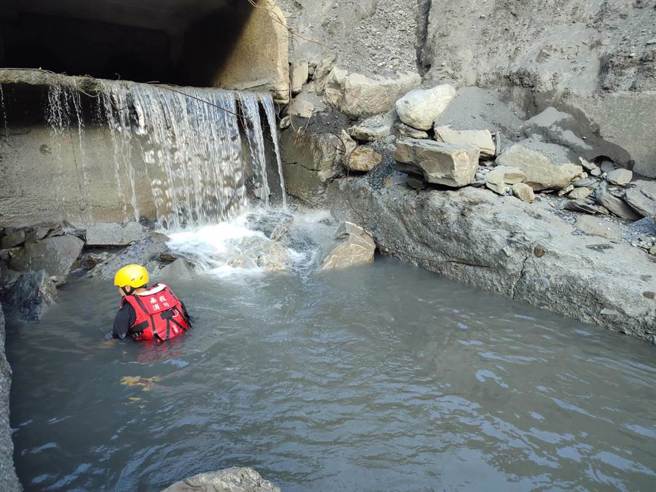 台电外包商掉落万大发电厂进水口，消防人员下水搜救。（南投县消防局提供／廖志晃南投传真）
