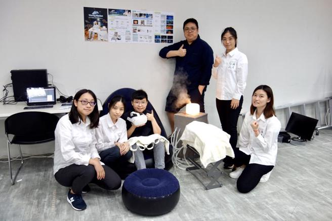 台北科大互动设计系师生作品「浪毯」在2022年ACMSIGGRAPH电脑动画展，入围「新颖科技区」。图为团队合影。
（图/ 中央社）