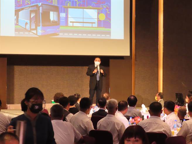 模範公車從業人員表揚，侯友宜承諾運價合理調漲。（葉德正攝）