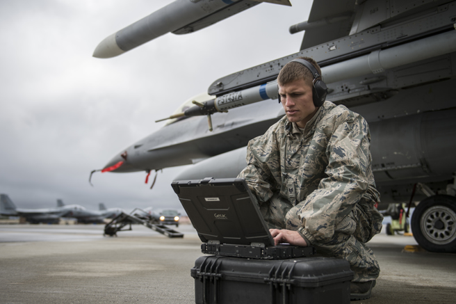 專家指出，美國空軍不能僅更換硬體，還應移除電腦上的各種多餘軟體，才能讓設備有效運作。圖為地勤官兵於維護F-16時操作電腦。（示意圖／DVIDS）
