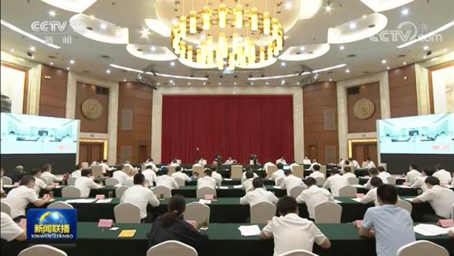 李克强深圳主持召开经济大省经济形势座谈会：坚持政府过紧日子。（央视网）