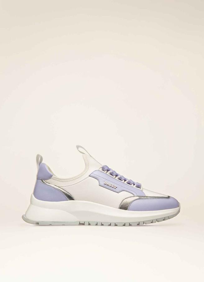 高雄義享搶先獨賣，Outline 系列淺紫拼色牛皮運動鞋，2萬1200元。（Bally 提供）