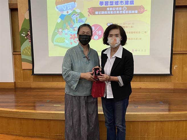 「宜兰城市品牌行销」聘请缠花国宝工艺师陈惠美（左）开设课程。（右为县长林姿妙）（吴佩蓉摄）