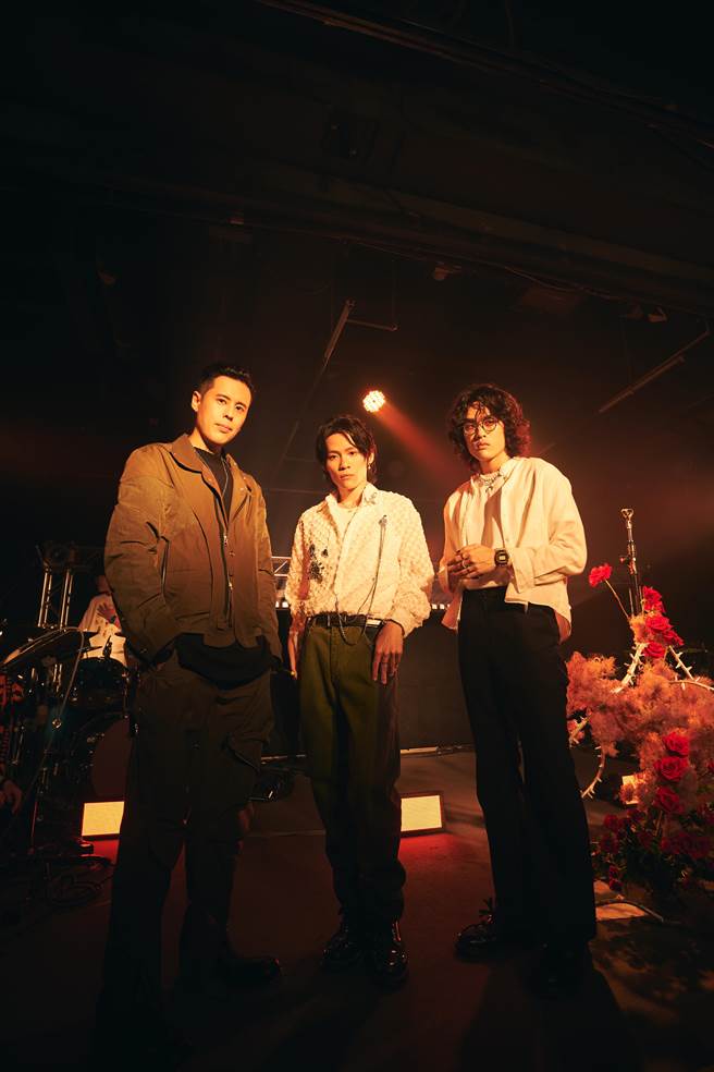 Osean(中)与嘉宾The Crane(右)、SOWUT日前同台开唱。（好多音乐提供）