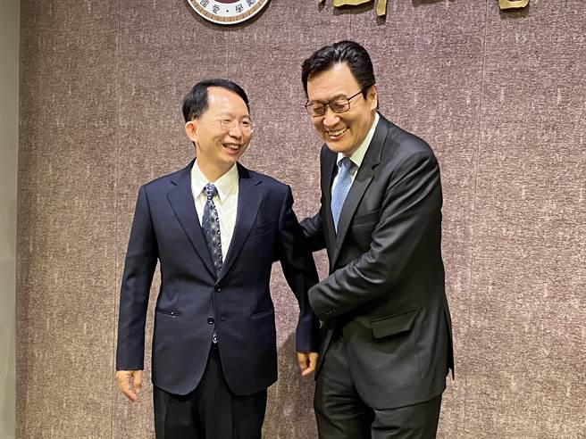 台大校长候选人陈聪富（左）及李百祺（右）。（林志成摄）