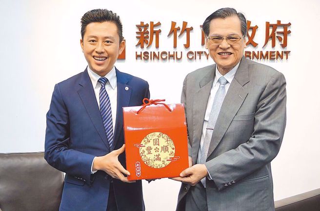 已退选的新竹市前市长林智坚（左）与林指导教授、国安局局长陈明通（右）。（图／资料照）