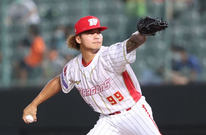 味全龙选秀榜眼林凯威对中信兄弟中继0.2局失4分，吞下中职生涯首败。（味全龙提供）