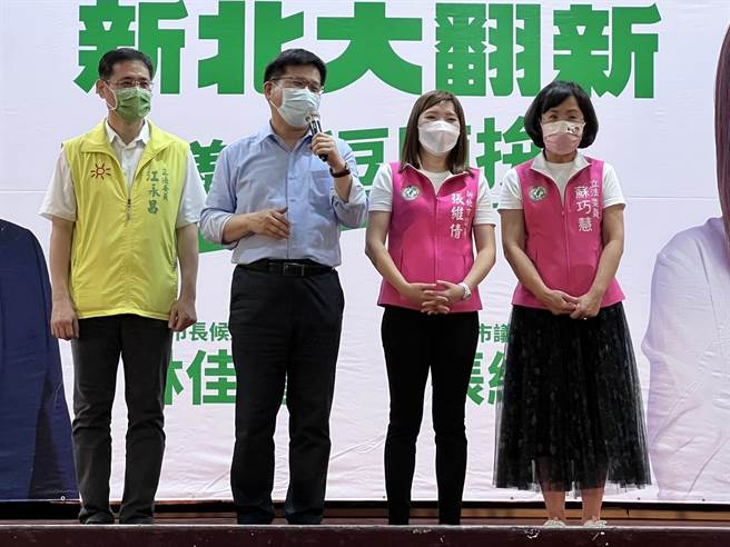 林佳龙随后在立委苏巧慧、江永昌与行政院政务顾问张瑞山的陪同下，前往中和区中和市民活动中心为张维倩站台。（李奇叡摄）