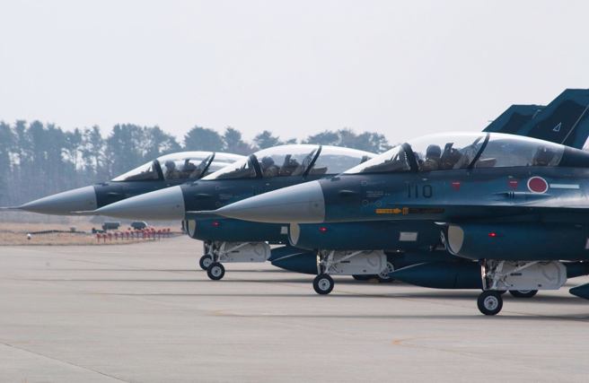 消息人士透露，日本政府將在現有結合太空、網路、電戰的跨領域作戰體系中，進一步納入認知作戰。圖為航空自衛隊發布的F-2戰機新聞照。（示意圖／航空自衛隊臉書）