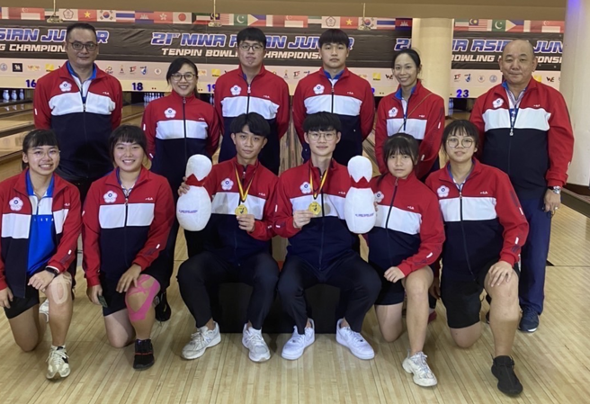 台湾男子保龄球小将蓝少岗（前排左四）与程绍华（前排左三），16日在亚洲青少年保龄球锦标赛男子双人赛夺金。（图／中华民国保龄球协会教练团提供）
