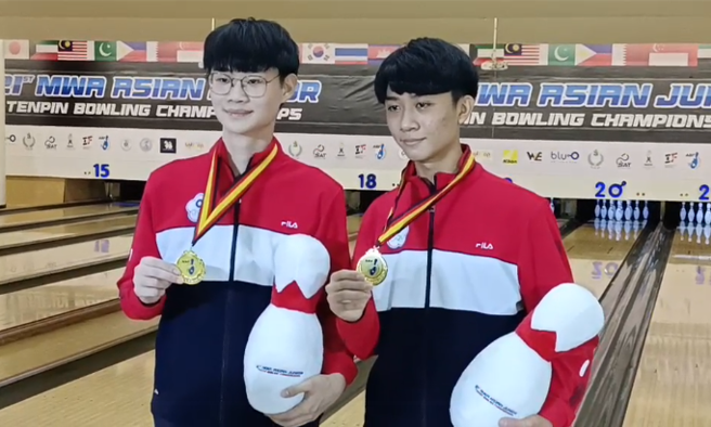 台湾男子保龄球小将蓝少岗（左）与程绍华（右），16日在亚洲青少年保龄球锦标赛男子双人赛夺金。（图／翻摄TTBA bowling channel FB粉专） 