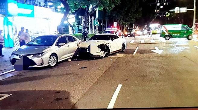 Nissan GTR撞擊路邊停靠的多元計程車。（翻攝畫面）