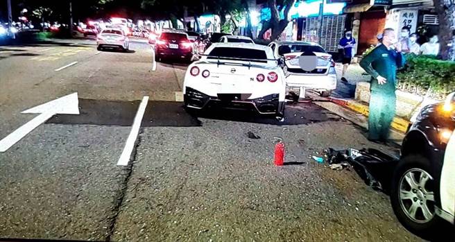 Nissan GTR先撞擊一台郵務車後碰撞路旁停靠的轎車。（翻攝畫面）