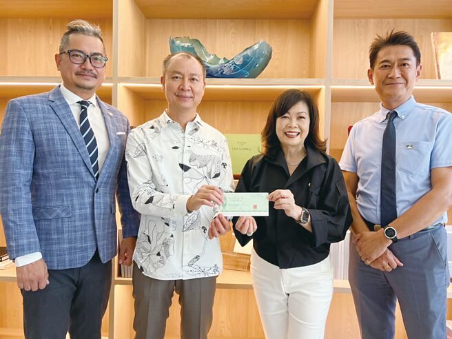 捐赠仪式，御盟集团董事长邵永添（左二）、不动产协进会理事长张丽莉（右二）、高峰会财务长李正聪（右一）及蒿峰会执行长林国祯（左一）合影。图／业者提供