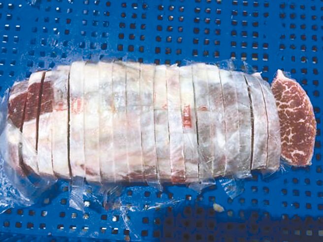 进口肉品跟着原包膜切入，吃多恐影响胃消化恐致癌。图／业者提供