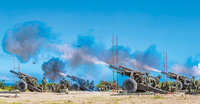 国军近期仍有多项军事操演，包括海空军例行性「空层空域操演」、航特部队「空中武器射击」、以及「联勇操演」。图为国军第四作战区日前在屏东枫港阵地重炮射击训练。（军闻社）