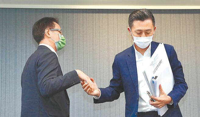 前新竹市長林智堅論文門事件持續延燒，學者表示，民進黨在此案心存僥倖，想透過民粹進行極度宣傳，變成「民選獨裁」，台灣面對民選獨裁，必須有能力抵抗。圖為民進黨記者會後，林智堅（右）向鄭運鵬握手致意。（本報資料照片）
