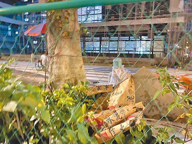 台北市内湖行善社会住宅被许多市民投诉，施工基地内有人乱丢建材及垃圾，在围篱外就可看到水泥堆满地，随处也可见高压砖、钢筋、水沟盖板压在树上。（台北市议员陈怡君研究室提供／张芷瑜台北传真）