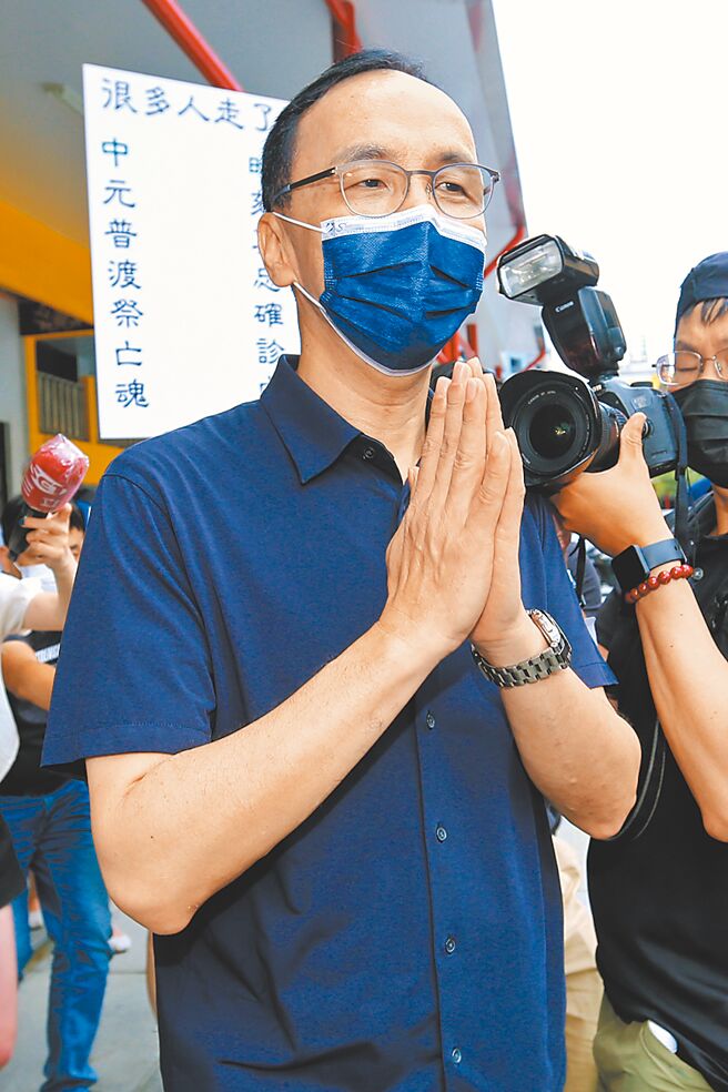 国民党副主席夏立言出访大陆在蓝营内部引发争议，党主席朱立伦15日出席临济护国禅寺祈福法会受访表示，这时候去一定被骂、会伤到国民党，但对台湾有利，可以舒缓两边严重对立，降低战争风险，「难道大家要战争吗？」（黄世麒摄）