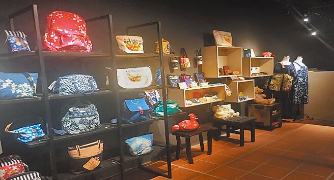 新北市客家局去年設置電子商城，販賣千件寄賣商品，卻遭審計處點出，近3成商品銷售未果；對此，客家局回應，已調整商城營運策略，盼提升銷售成績。（新北市客家局提供／蔡雯如新北傳真）