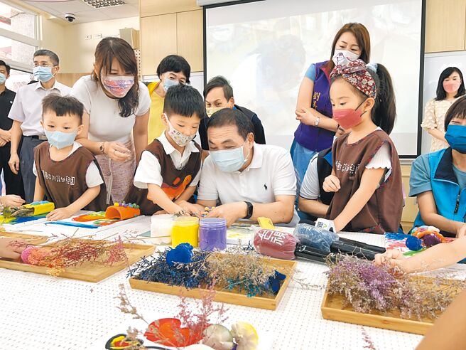 江翠国中改建校舍正式启用，新北市长侯友宜参观新设幼儿教学大楼「萌翠楼」，并和幼儿园小朋友一起动手做劳作。（王扬杰摄）