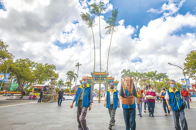 新埔义民庙祭典进行传统的竖灯蒿仪式。（罗浚滨摄）